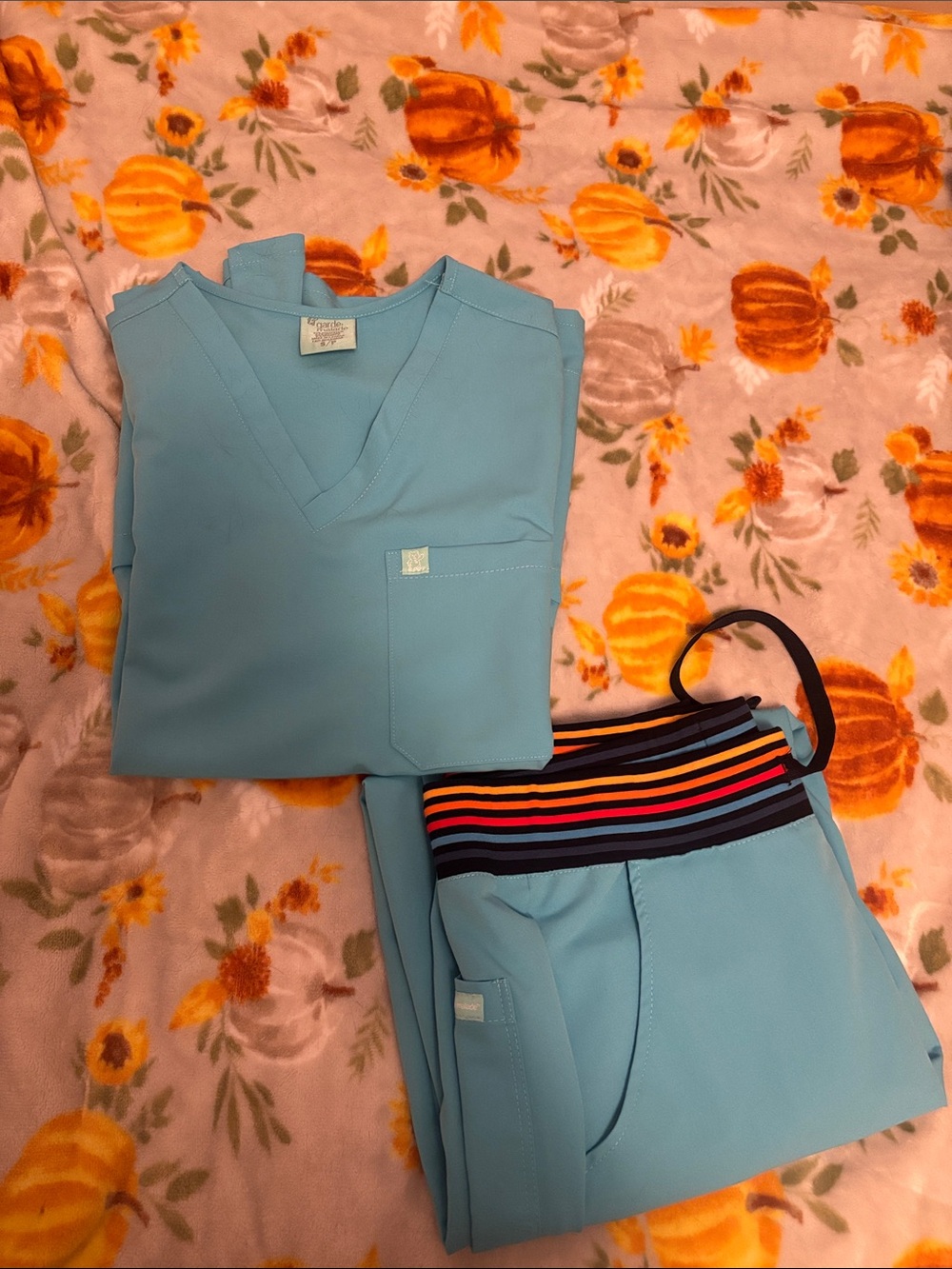 RE-GARDE™ - RETRO BLUE - Jogger Scrub Pants and Three Pockets Scrub Top